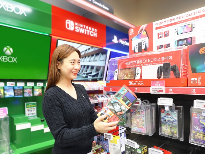 롯데하이마트가 어린이날을 맞아 게임기, 태블릿, 게이밍 PC 등 자녀들에게 선물하기 좋은 인기 가전 할인 행사를 진행한다. (사진=롯데하이마트 제공) *재판매 및 DB 금지