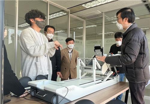 [세종=뉴시스] 국립재활원의 올 상반기 사용적합성평가 시범 운영 제품인 '리블레스 프로'를 개발한 에이치로보틱스가 제품에 대해 설명하고 있다. (사진=국립재활원 제공) 2023.05.02. photo@newsis.com *재판매 및 DB 금지