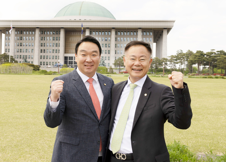 정희용(왼쪽) 의원과 김재욱 군수가 국회 앞에서 기념사진을 찍고 있다 (사진=칠곡군 제공) *재판매 및 DB 금지