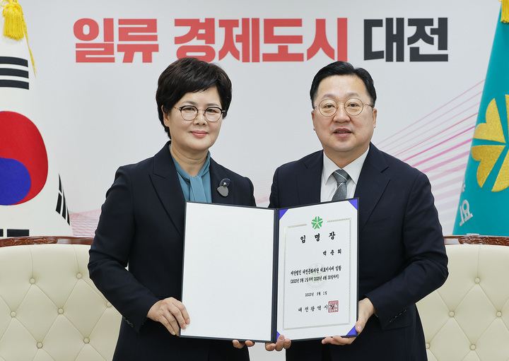 [대전=뉴시스] 백춘희 신임 대전문화재단 대표이사와 이장우 이장우 대전시장 *재판매 및 DB 금지