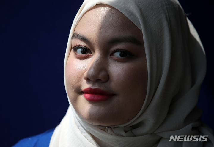 [서울=뉴시스] 조성우 기자 = 틱톡커 파티아가 서울 강남구 틱톡코리아 사무실에서 뉴시스와 인터뷰를 마친 뒤 포즈를 취하고 있다. 2023.05.03. xconfind@newsis.com