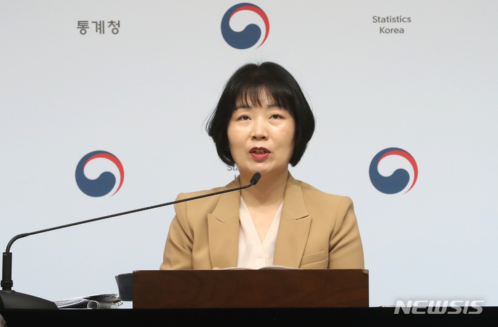 [세종=뉴시스] 강종민 기자 = 김보경 통계청 경제동향통계심의관이 2일 세종시 정부세종청사에서 2023년 4월 소비자물가동향을 발표하고 있다. 지난달 소비자물가지수는 110.80(2020=100)으로 1년 전보다 3.7% 상승한 것으로 나타났다. 2023.05.02. ppkjm@newsis.com