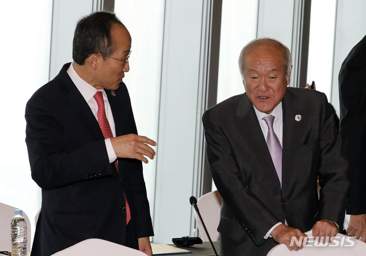 [인천=뉴시스] 최진석 기자 = 추경호(왼쪽) 경제부총리와 스즈키 슌이치 일본 재무장관이 2일 오전 인천 송도 오크우드 프리미어 호텔에서 열린 '한중일 재무장관·중앙은행 총재 회의' 시작에 앞서 대화를 나누고 있다. 2023.05.02. myjs@newsis.com