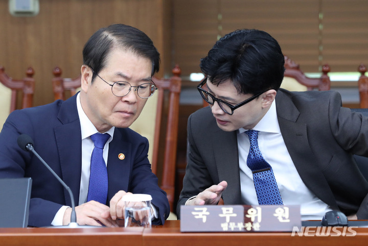 [서울=뉴시스] 홍효식 기자 = 이정식 고용노동부 장관(왼쪽)과 한동훈 법무부 장관 .2023.05.02. yesphoto@newsis.com