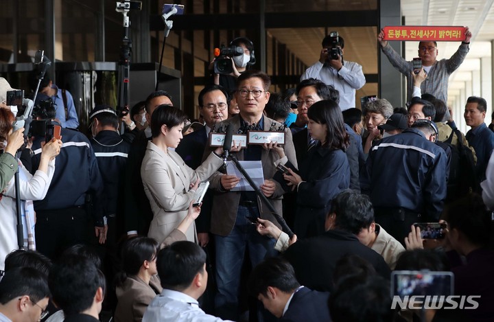 [서울=뉴시스] 김선웅 기자 = 더불어민주당 전당대회 돈 봉투 살포 의혹을 받는 송영길 전 민주당 대표가 2일 오전 서울 서초구 서울중앙지검에 자진 출석, 검찰 출입을 거부 당한 뒤 입장을 밝히고 있다. 2023.05.02. mangusta@newsis.com