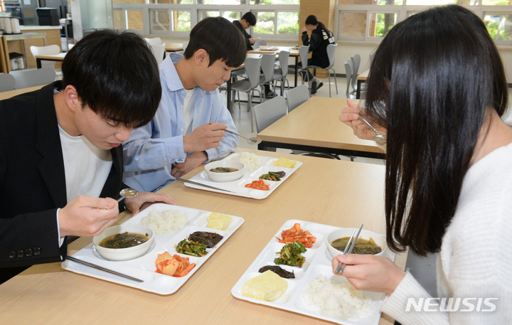 [울산=뉴시스] 배병수 기자 =울산 남구 울산대학교는 '천원의 아침밥'을 제공하고 있다.  2023.05.02. bbs@newsis.com