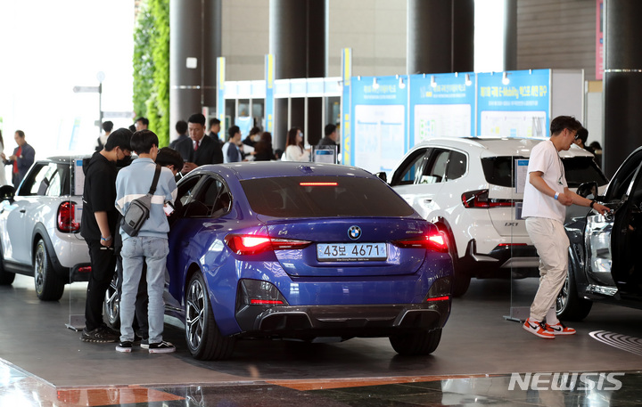 [서귀포=뉴시스] 우장호 기자 = 제주 서귀포시 제주국제컨벤션센터(ICC) 전시 부스를 찾은 관람객들이 친환경 차량과 설비를 살펴보고 있다. 2023.05.02. woo1223@newsis.com