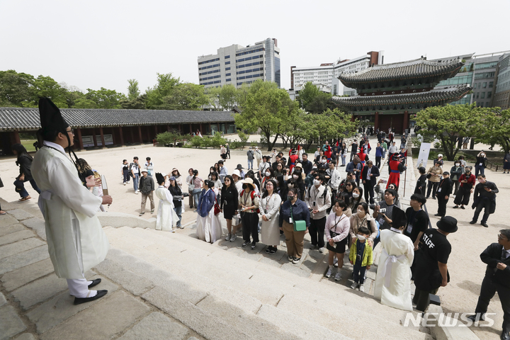 [서울=뉴시스] 김근수 기자 = 2일 서울 종로구 창경궁 일원에서 열린 '시간여행-영조, 흥화문을 열다' 행사에서 시민들이 궁중문화를 체험하고 있다. 2023.05.02. ks@newsis.com