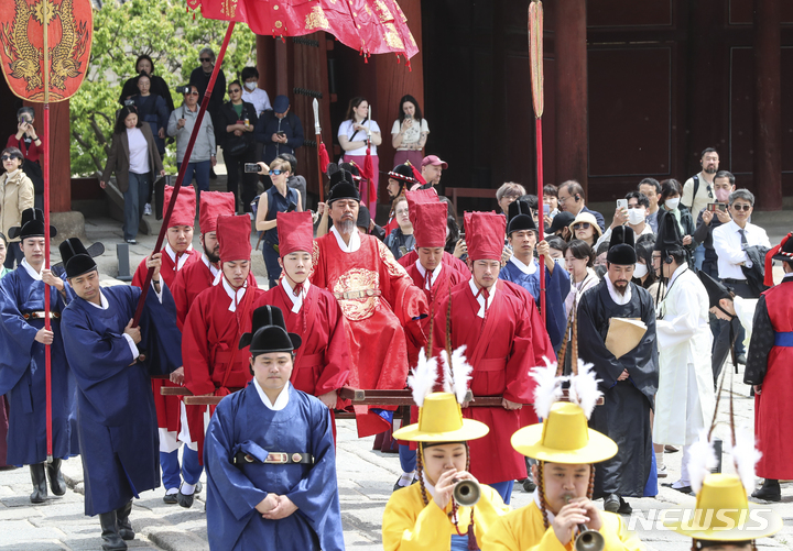 [서울=뉴시스] 김근수 기자 = 2일 서울 종로구 창경궁 일원에서 열린 '시간여행-영조, 흥화문을 열다' 행사에서 시민들이 궁중문화를 체험하고 있다. 2023.05.02. ks@newsis.com