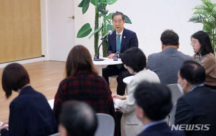 [서울=뉴시스] 배훈식 기자 = 한덕수 국무총리가 2일 오후 서울 종로구 정부서울청사 별관에서 출입기자단 백브리핑을 하고 있다. 2023.05.02. dahora83@newsis.com