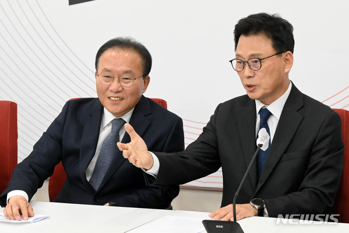 [서울=뉴시스] 전진환 기자 = 윤재옥 국민의힘 원내대표가 2일 오후 서울 여의도 국회에서 박광온 더불어민주당 신임 원내대표의 예방을 받고 대화 하고 있다. 2023.05.02. amin2@newsis.com