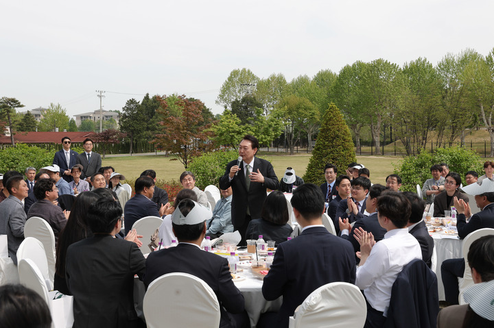 [서울=뉴시스] 윤석열 대통령이 2일 서울 용산 대통령실 청사 앞 야외 정원인 '파인그라스'에서 출입 기자단과 오찬 간담회를 하고 있다. (사진=대통령실 제공) 2023.05.02. photo@newsis.com *재판매 및 DB 금지