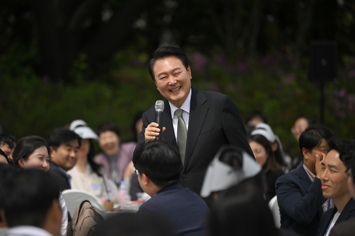 [서울=뉴시스] 윤석열 대통령이 2일 서울 용산 대통령실 청사 앞 야외 정원인 '파인그라스'에서 출입 기자단과 오찬 간담회를 하고 있다. (사진=대통령실 제공) 2023.05.02. photo@newsis.com *재판매 및 DB 금지