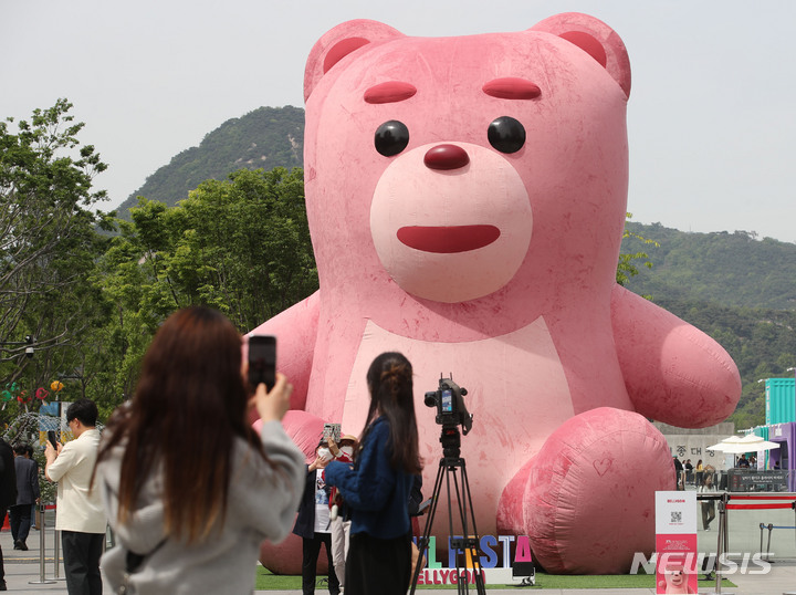 [서울=뉴시스] 권창회 기자 = 2일 오후 서울 종로구 광화문광장에 서울페스타 2023의 일환으로 대형 벨리곰 인형이 설치되어 있다. 2023.05.02. kch0523@newsis.com