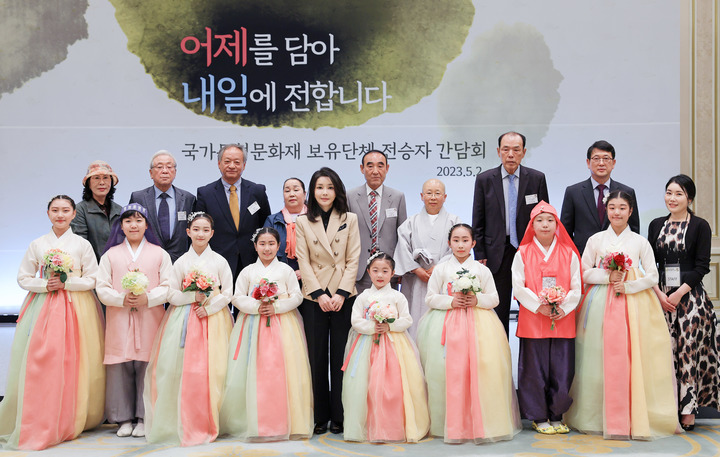 [서울=뉴시스] 윤석열 대통령 부인 김건희 여사가 2일 청와대 영빈관에서 열린 국가무형문화재 보유단체 전승자 간담회에서 참석자들과 기념촬영하고 있다. (사진=대통령실 제공) 2023.05.02. photo@newsis.com *재판매 및 DB 금지