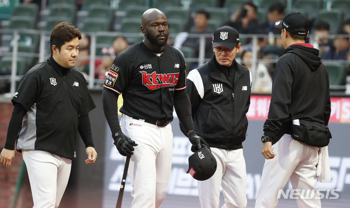 [인천=뉴시스] 정병혁 기자 = 2일 인천 SSG랜더스필드에서 열린 2023 프로야구 KT위즈와 SSG랜더스의 경기, 3회초 무사 주자없는 상황 KT 알포드가 부상으로 그라운드를 내려오고 있다. 2023.05.02. jhope@newsis.com