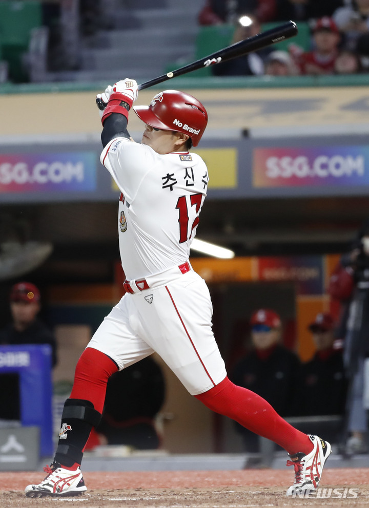 [인천=뉴시스] 정병혁 기자 = 2일 인천 SSG랜더스필드에서 열린 2023 프로야구 KT위즈와 SSG랜더스의 경기, 3회말 1사 주자 없는 상황 SSG 추신수가 안타를 치고 있다. 2023.05.02. jhope@newsis.com