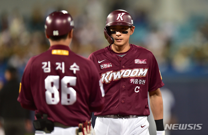 [대구=뉴시스] 이무열 기자 = 2일 오후 대구 삼성라이온즈파크에서 열린 프로야구 신한은행 SOL 2023 KBO리그 키움 히어로즈와 삼성 라이온즈의 경기, 8회초 1사 1루 상황에서 키움 이정후가 안타를 때린 뒤 베이스를 밟고 있다. 2023.05.02. lmy@newsis.com