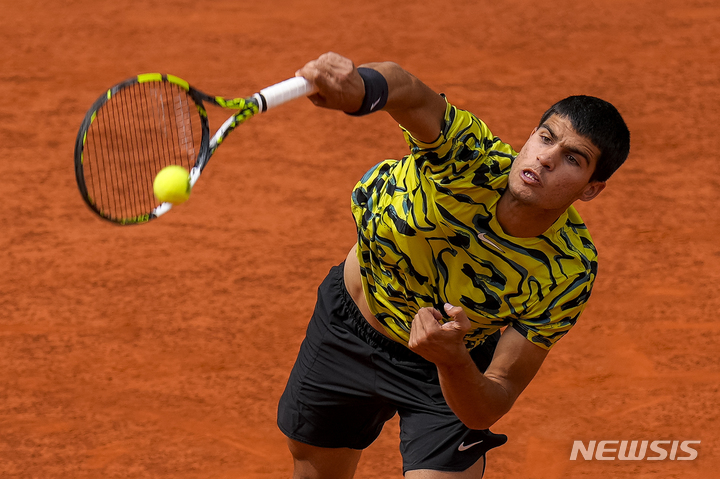[마드리드=AP/뉴시스] 카를로스 알카라스(2위·스페인)가 2일(현지시간) 스페인 마드리드에서 열린 남자프로테니스(ATP) 투어 무투아 마드리드 오픈 단식 16강전에서 알렉산더 즈베레프(16위·독일)와 경기하고 있다. 알카라스가 세트 스코어 2-0(6-1 6-2)으로 승리하고 8강에 올랐다. 2023.05.03.
