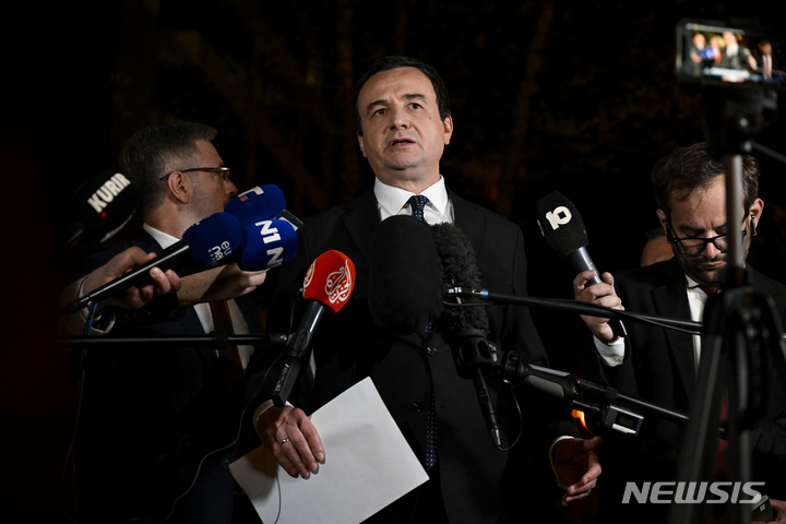 [브뤼셀=AP/뉴시스] 알빈 쿠르티 코소보 총리(가운데)가 지난달 2일 벨기에 수도 브뤼셀에서 열린 베오그라드-프리스티나 고위급 회담 뒤 언론 인터뷰를 하고 있다. 2023.06.01.