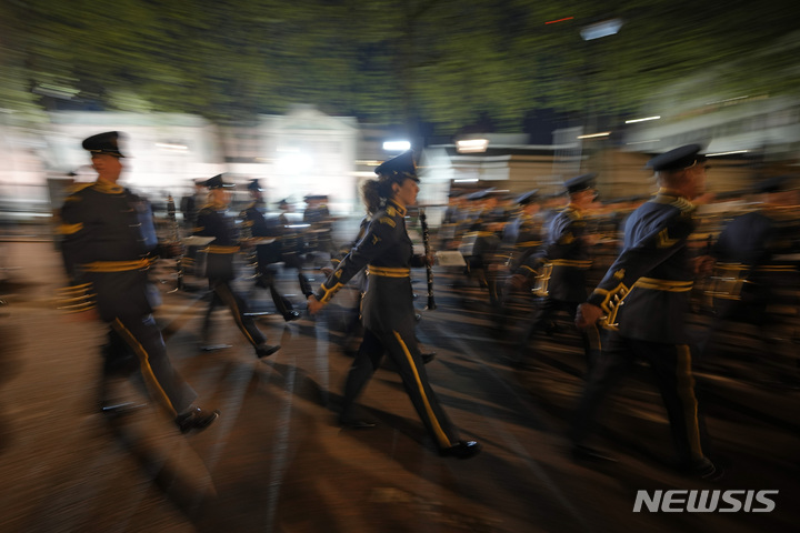 [런던=AP/뉴시스] 2일(현지시간) 영국 런던의 버킹엄 궁전 근처에서 오는 6일 거행되는 찰스 3세 국왕의 대관식 리허설이 열리고 있다. 2023.05.03.