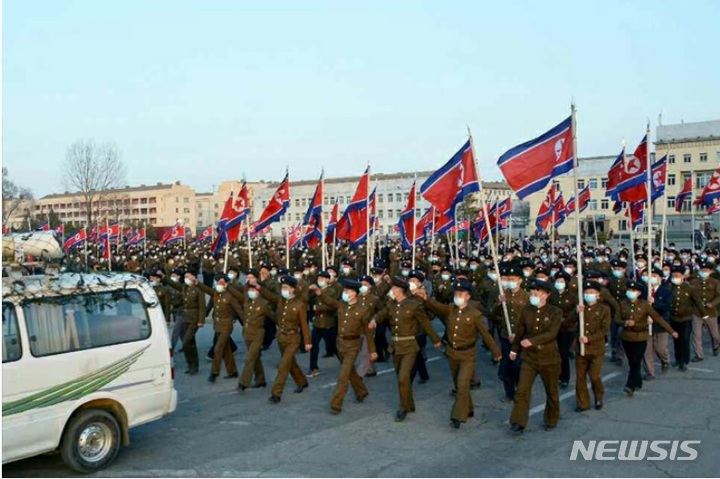 [서울=뉴시스] 북한 노동신문은 지난 3월20일 "미제와 남조선 괴뢰 역적들에 대한 치솟는 분노와 적개심으로 전국적으로 인민군대 입대, 복대(재입대)를 열렬히 탄원한 청년들의 수가 140만여 명에 달하고 있다"고 보도했다. (사진=노동신문 캡처) 2023.05.03