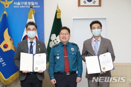 [서울=뉴시스]한림대학교강남성심병원은 강구현 응급의학과 교수, 박철규 행정부원장, 허석범 원무팀장이 서울 구로3파출소 소속 고 모 경위의 목숨을 구한 공로를 인정받아 지난달 26일 서울구로경찰서장으로부터 감사장을 받았다. (사진= 한림대강남성심병원 제공) 2023.05.03. photo@newsis.com.