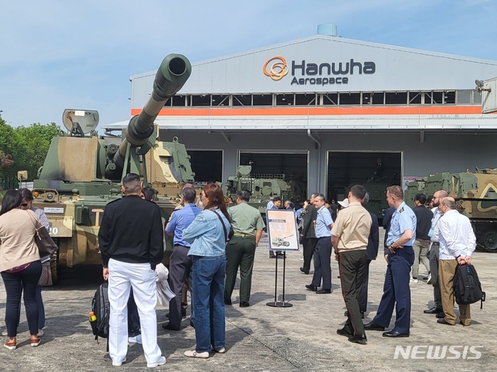 [창원=뉴시스] 홍정명 기자=주한대사관 소속 해외국방무관들이 지난 2일 창원국가산업단지 내 한화에어로스페이스를 방문해 k9 자주포 등을 구경하고 있다.(사진=경남중기청 제공) 2023.05.03. photo@newsis.com