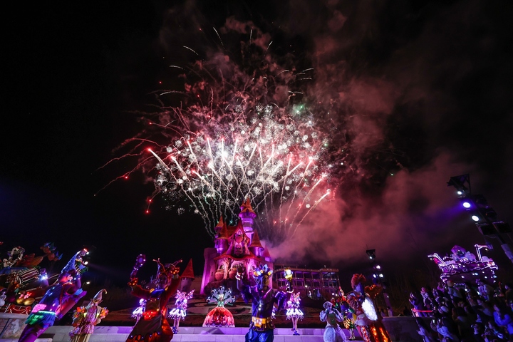 [부산=뉴시스] 부산 기장군 롯데월드 어드벤처 부산에서 불꽃놀이 with 나이트 퍼레이드가 열리고 있다. (사진=롯데월드 부산 제공) *재판매 및 DB 금지