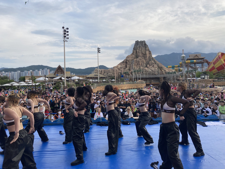 [부산=뉴시스] 경남 김해시 롯데워터파크에서 댄스 꿈나무들이 야외 무대공연을 펼치고 있다. (사진=롯데워터파크 제공) *재판매 및 DB 금지