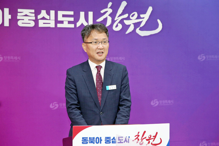 [창원=뉴시스] 강경국 기자 = 박진열 경남 창원시 기후환경국장이 3일 시청 프레스센터에서 성산구 양곡천 생태하천 복원사업에 대해 브리핑을 하고 있다. (사진=창원시청 제공). 2023.05.03. photo@newsis.com *재판매 및 DB 금지