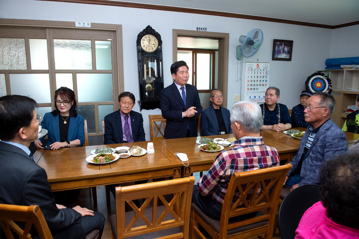 김창규 제천시장이 경로당을 찾아 노인들과 대화하고 있다. (사진=제천시 제공) *재판매 및 DB 금지