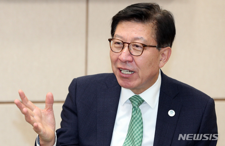 [부산=뉴시스] 하경민 기자 = 박형준 부산시장이 2일 오후 시청 접견실에서 뉴시스와 인터뷰를 하고 있다. 박 시장은 "부산의 미래를 위해서는 남들이 가지 않는 길을 가는 퍼스트 무버(first mover)가 돼야 한다"고 강조했다. 2023.05.02 yulnetphoto@newsis.com.