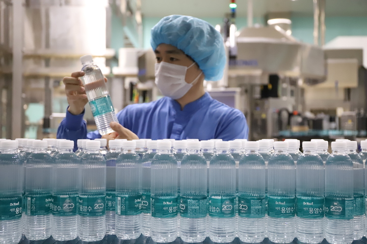 제주용암수 생산공장 내부. (사진=오리온 제공) *재판매 및 DB 금지