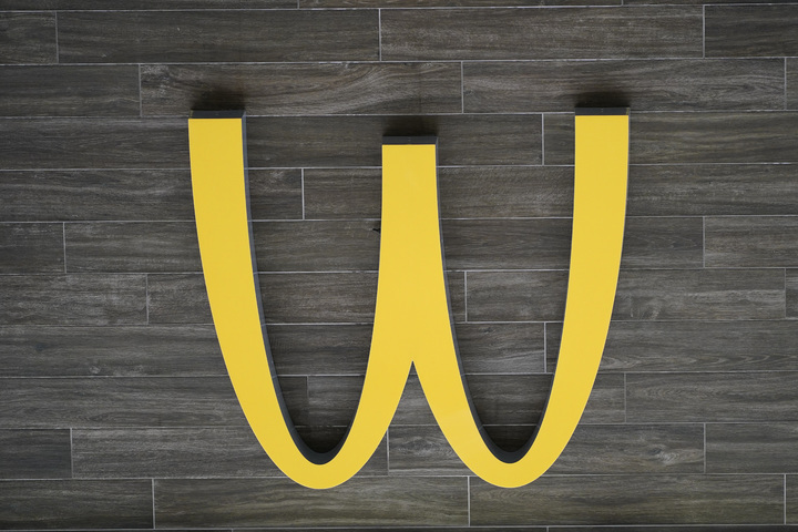 [펜실베이니아 = AP/뉴시스] 호주 육아정보매체 키즈스팟은 미국 유명 저널리스트 작가 에릭 슬로서의 2001년 저서 '패스트푸드의 제곡'을 근거로 맥도날드 로고가 성적인 의미를 가지고 있다고 주장했다고 지난 1일(현지시간) 미국 뉴욕포스트가 보도했다. 사진은 지난해 4월 26일 미국 펜실베이니아주 해버타운의 한 맥도날드 매장의 로고. 2023.05.03 *재판매 및 DB 금지