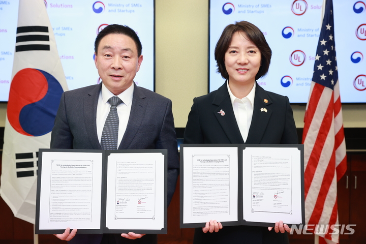 [서울=뉴시스] 이영 중소벤처기업부 장관(오른쪽)이 지난 26일(현지시간) 미국 유엘 솔루션(UL Solutions) 워싱턴 D.C. 본부에서 웨이팡 조우 유엘 솔루션 시험·검사·인증(TIC) 총괄 사장과 '미래세대를 위한 신산업 분야 스타트업 기술 혁신 지원에 관한 업무협약'을 체결한 후 기념 촬영을 하고 있다. (사진=중소벤처기업부 제공) 2023.05.03. photo@newsis.com