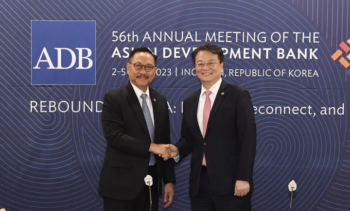 [인천=뉴시스] 방기선 기획재정부 1차관이 3일 밤방 수산토노 인도네시아 신수도청 장관과 악수하고 있다. (사진 = 기획재정부 제공) 2023.05.03. *재판매 및 DB 금지