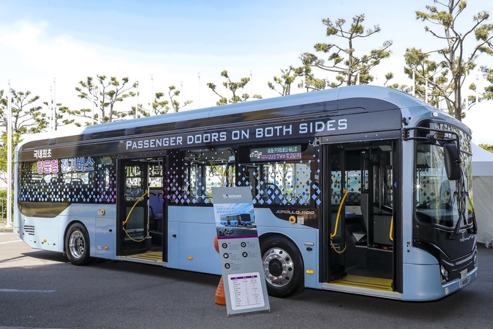 [제주=뉴시스] 강주희 기자 = 2일 제주 서귀포시 제주컨벤션센터에 전시된 우진산전의 국내 양문형 전기버스 '아폴로 1100'.2023.05.02 zooey@newsis.com *재판매 및 DB 금지