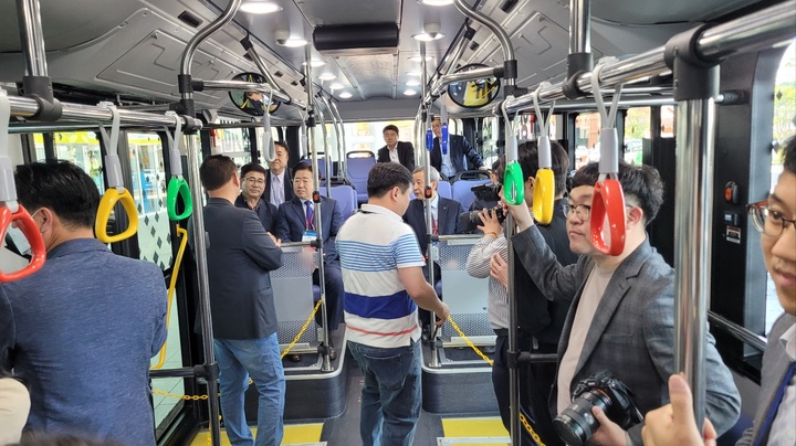 [제주=뉴시스] 강주희 기자 = 2일 제주 서귀포시 제주컨벤션센터에 전시된 우진산전의 국내 양문형 전기버스 '아폴로 1100'에 오영훈 제주도지사 등이 시범운행을 체험하고 있다. .2023.05.02 zooey@newsis.com *재판매 및 DB 금지