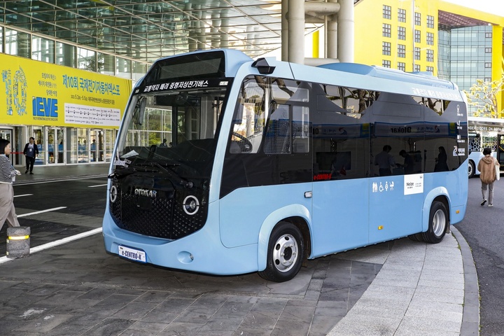 [제주=뉴시스] 강주희 기자 = 2일 제주 서귀포시 제주컨벤션센터에 전시된 다목적 도로 관리차 생산업체 리텍의 전기저상버스 'e센트로케이'. 2023.05.02 zooey@newsis.com *재판매 및 DB 금지