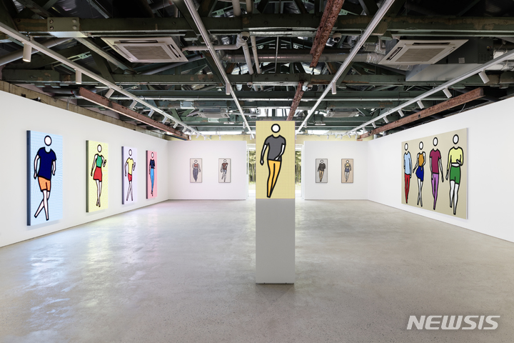 [부산=뉴시스]3일 국제갤러리는 국제갤러리 부산점과 F1963 석천홀에서 영국을 대표하는 현대미술가 줄리안 오피(Julian Opie)의 개인전을 개막했다. 이미지 제공=국제갤러리.2023.5.03.photo@newsis.om