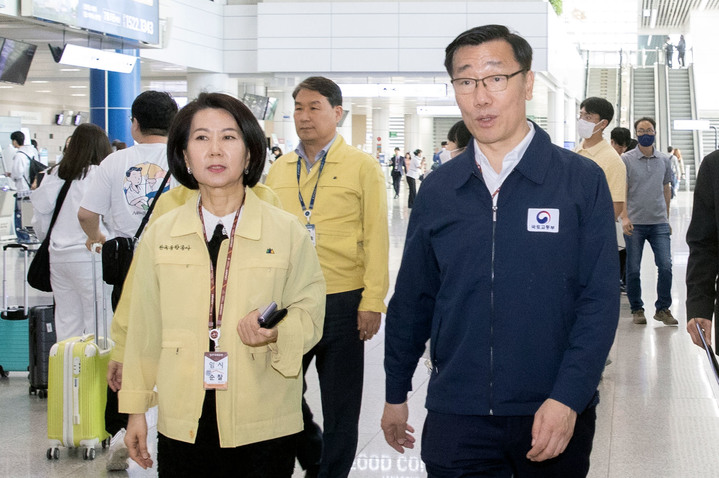 [서울=뉴시스] 어명소(오른쪽) 국토교통부 2차관이 3일 청주공항을 방문해 이미애 한국공항공사 부사장에게 보고를 받고 있다. 2023.05.04.(사진=국토교통부 제공) photo@newsis.com *재판매 및 DB 금지