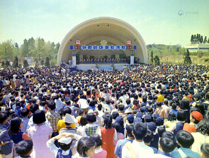 1973년 어린이대공원 개원식 축하공연하는 리틀엔젤스예술단. (사진=국가기록원 제공) photo@newsis.com *재판매 및 DB 금지