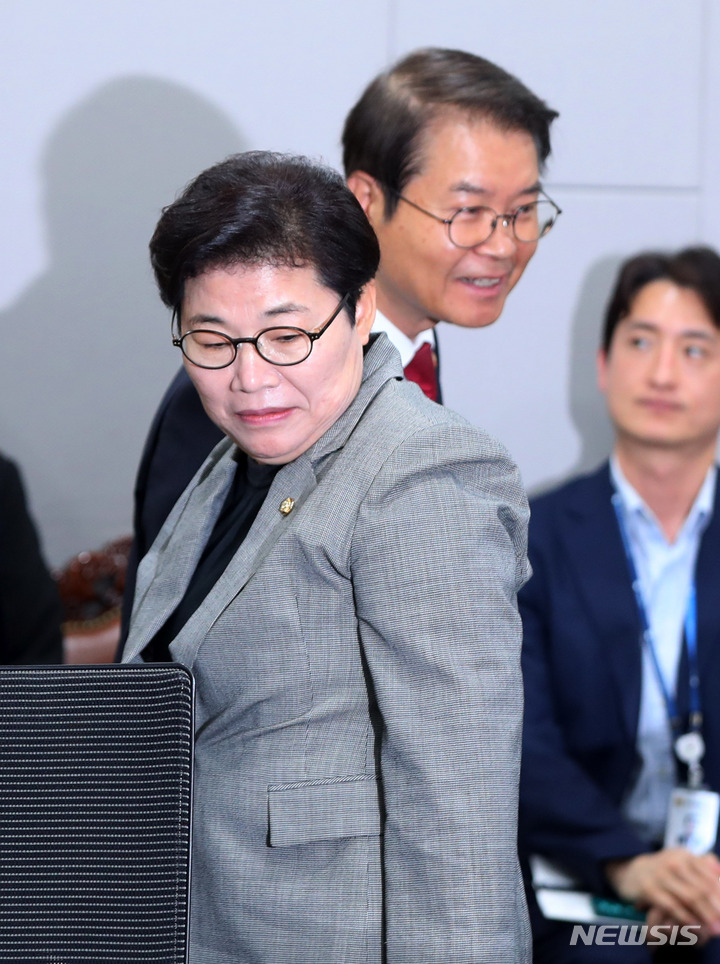 [서울=뉴시스] 추상철 기자 = 임이자 국회 환경노동위원회 국민의힘 간사와 이정식 고용노동부 장관이 3일 오전 서울 여의도 국회에서 열린 노동정책 당정 간담회에 참석하고 있다. 2023.05.03. scchoo@newsis.com