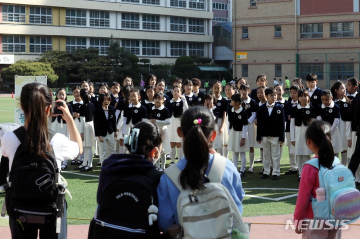 [서울=뉴시스] 조성봉 기자 = 3일 오전 서울 서초구 잠원초등학교에서 열린 ‘'등교맞이 음악회'에서 학생들이 합창단 어린이들의 공연을 관람하고 있다. 서초구는 가정의 달을 맞이해 이달 3, 4일 양일간 잠원초등학교에서 합창부와 오케스트라가 함께하는 ‘등교 맞이 음악회’를 연다. 2023.05.03. suncho21@newsis.com