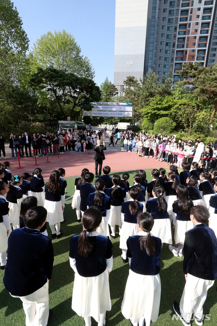 [서울=뉴시스] 조성봉 기자 = 3일 오전 서울 서초구 잠원초등학교에서 열린 ‘'등교맞이 음악회'에서 학생들과 학부모들이 합창단 어린이들의 공연을 관람하고 있다. 서초구는 가정의 달을 맞이해 이달 3, 4일 양일간 잠원초등학교에서 합창부와 오케스트라가 함께하는 ‘등교 맞이 음악회’를 연다. 2023.05.03. suncho21@newsis.com