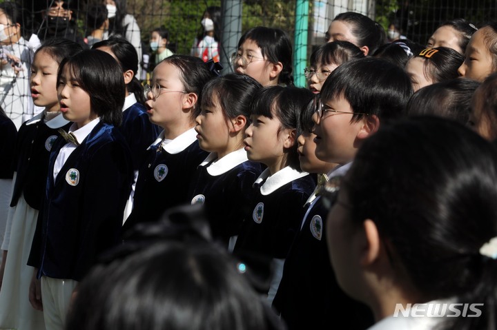 [서울=뉴시스] 조성봉 기자 = 3일 오전 서울 서초구 잠원초등학교에서 열린 ‘'등교맞이 음악회'에서 합창단 어린이들이 공연을 하고 있다. 서초구는 가정의 달을 맞이해 이달 3, 4일 양일간 잠원초등학교에서 합창부와 오케스트라가 함께하는 ‘등교 맞이 음악회’를 연다. 2023.05.03. suncho21@newsis.com