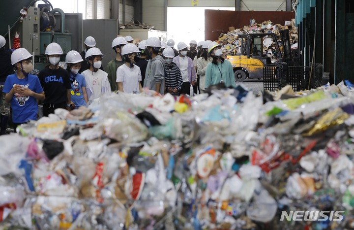 [서울=뉴시스] 고승민 기자 = 신용산초 6학년 학생들이 3일 '집 나간 쓰레기의 여행'을 주제로 환경기초시설인 서울 용산구 재활용 선별장을 견학하고 있다. 2023.05.03. kkssmm99@newsis.com