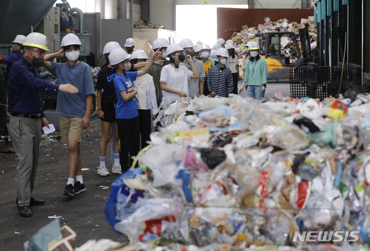 [서울=뉴시스] 고승민 기자 = 신용산초 6학년 학생들이 3일 '집 나간 쓰레기의 여행'을 주제로 환경기초시설인 서울 용산구 재활용 선별장을 견학하고 있다. 2023.05.03. kkssmm99@newsis.com