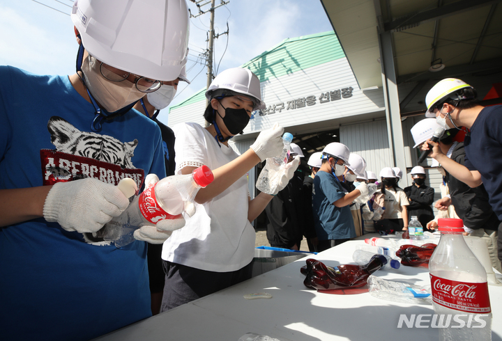 [서울=뉴시스] 고승민 기자 = 신용산초 6학년 학생들이 3일 '집 나간 쓰레기의 여행'을 주제로 환경기초시설인 서울 용산구 재활용 선별장을 방문, 분리배출을 체험하고 있다. 2023.05.03. kkssmm99@newsis.com